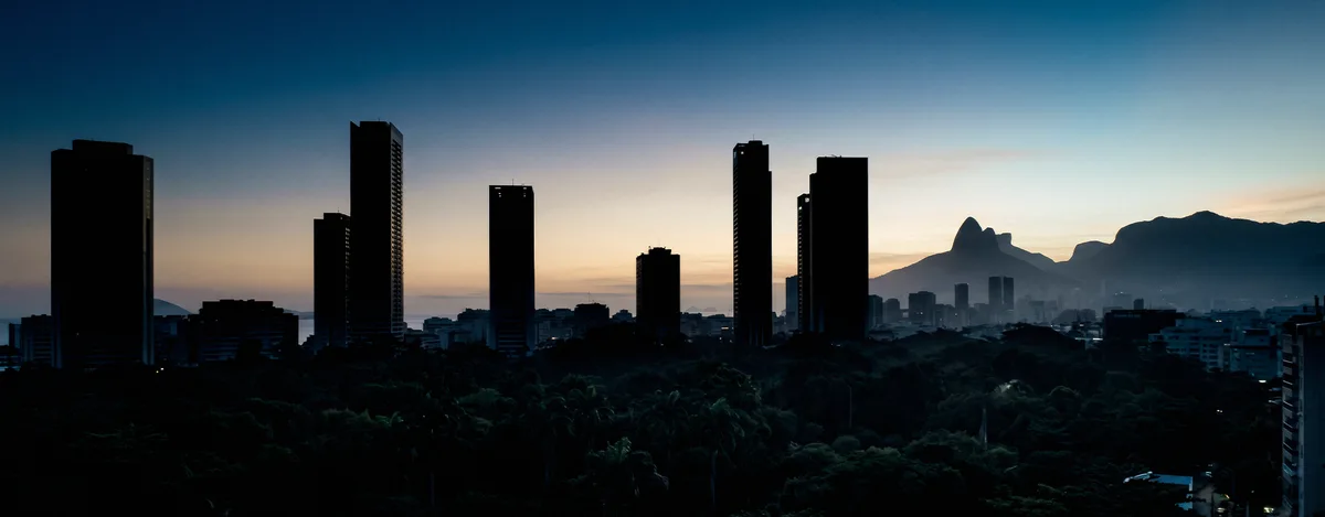 Perspectiva urbana com edifícios contemporâneos